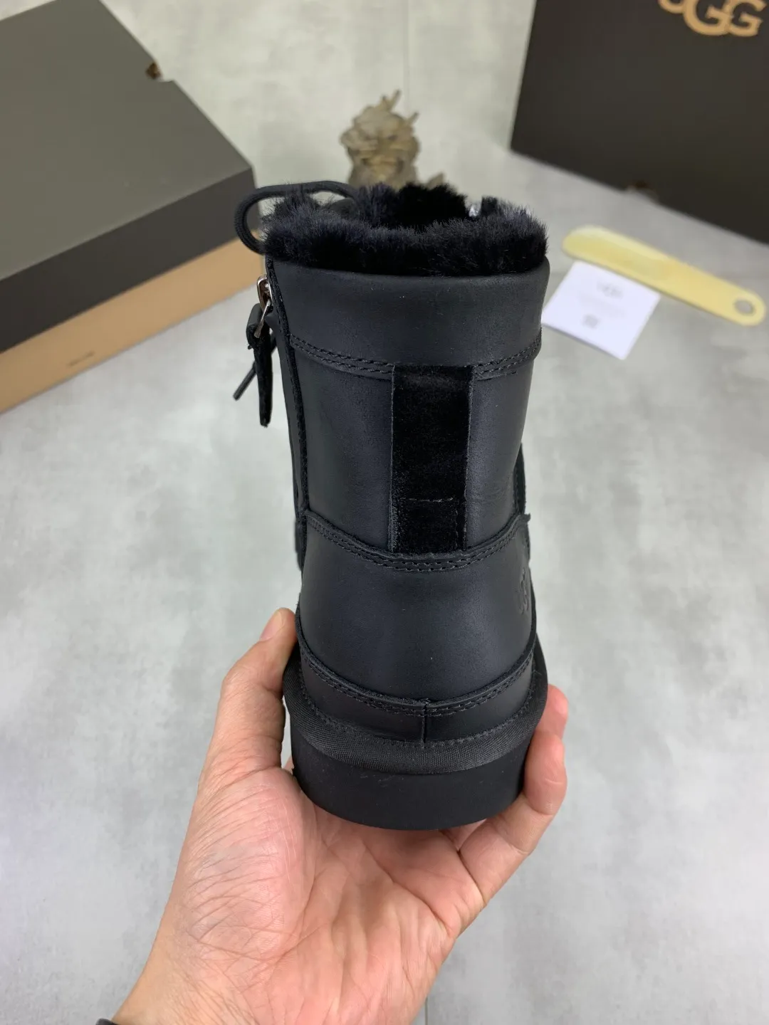 Men's men's shoes 💰P640 New top version UGG 2025 autumn and winter high-top new casual shoes new series Ansley Mules Fashionable and comfortable shallow flat slip-on casual loafers ✨ Classic suede cowhide with 10mm wool lining Insole Fleece collar Soft and comfortable ❤️ Decorated with UGG classic heat embossed brand logo on the back side Full texture Lightweight rubber sole Anti-slip, wear-resistant and comfortable Color: Black Brown Size: 39-45